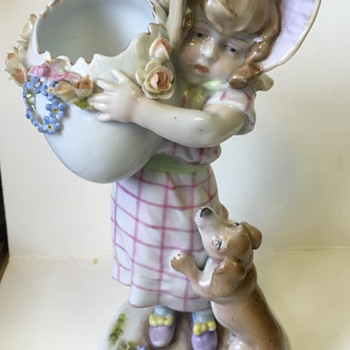Lovely porcelain girl and puppy - Figurines