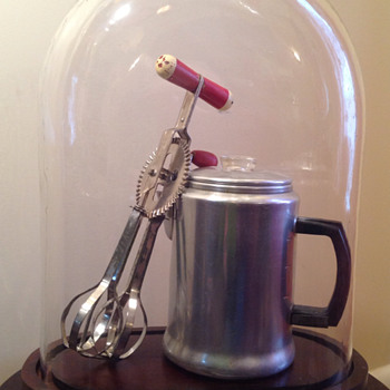 Oval Display Dome Shows Off Kitchen Collectibles