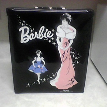 1962 BARBIE CASE AND 1958 BARBIE DOLL AND CLOTHS - Dolls