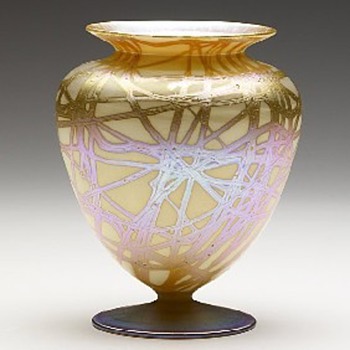 Quezal Urn
