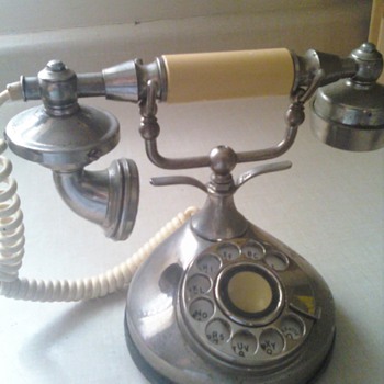 Authentic Petite Telephone Series in working condition - Telephones