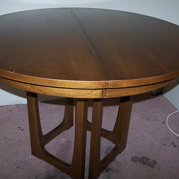 can someone tell me who made the table and chairs????