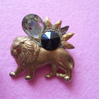 Goldtone Lion Pin - Costume Jewelry