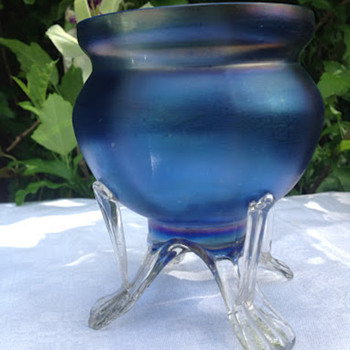 Another four-legged bowl - Art Glass