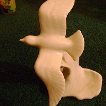 Ceramic Bird in flight off white figurine glossy finish vintage - Art Pottery