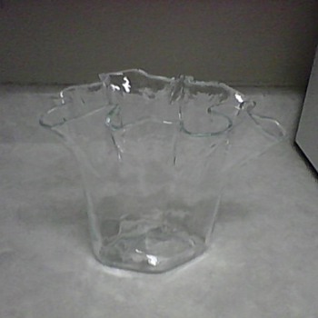 RUFFLED RIM VASE 