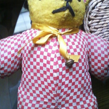 Mystery Bear: Anyone know what this cutie is? - Dolls