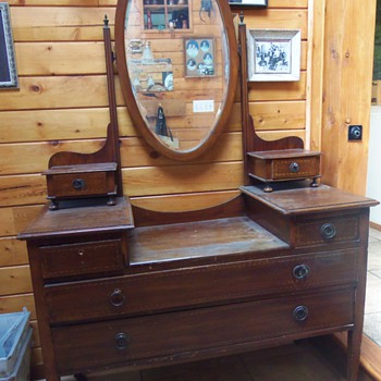 Can anyone ID this piece of furniture