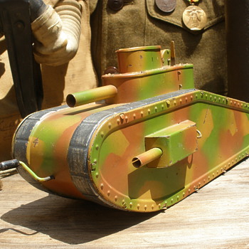 Hausser Model 0/730 - Erbsenfeuernden (Rapid Firing Tank). 1920s tinplate with flywheel. Germany.
