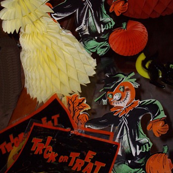 More Halloween decorations. - Paper
