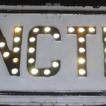 Cat's eye JUNCTION sign