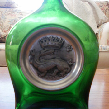 I'm stumped!! Anyone know what this is? - Bottles