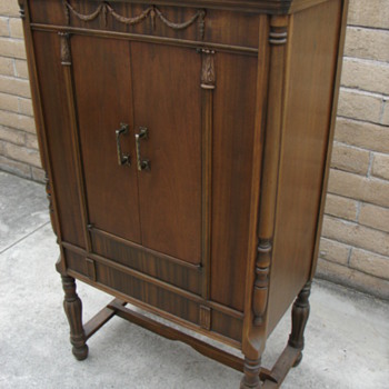Can anyone identify the make/model of this radio cabinet?  Thanks - Furniture