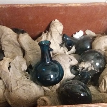 A bunch of Bertil Vallien "Blå Serien" bottles - Art Glass