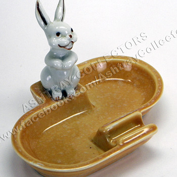 Pair of Hare Ashtrays - Tobacciana