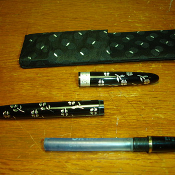 Old sheaffers ladies pen with clip on case. - Pens