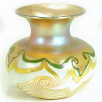Early Decorated Quezal Vase