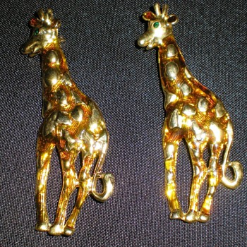 a Pair of Giraffe Figural Pins - Costume Jewelry