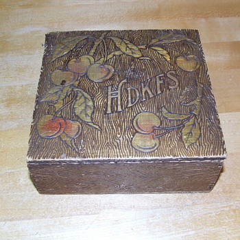A hanky box. - Accessories