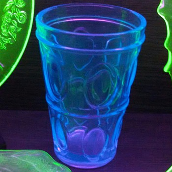6" blue tumbler fluoresces under BL! - Glassware