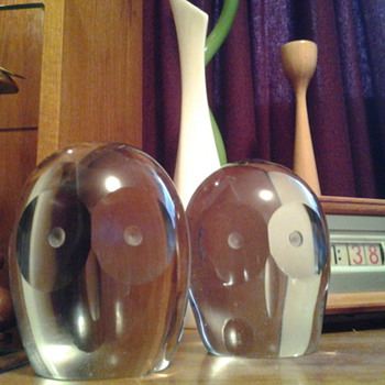 A PAIR OF MID-CENTURY MODERN WHITEFRIARS  GLASS OWL PAPER WEIGHTS