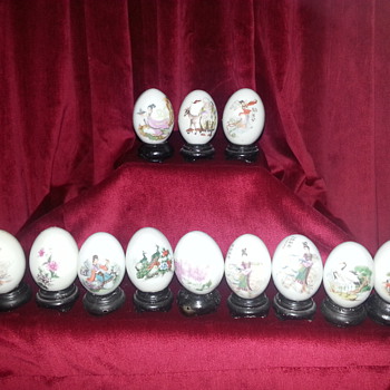 12 ASIAN PORCELAIN EGGS - Asian