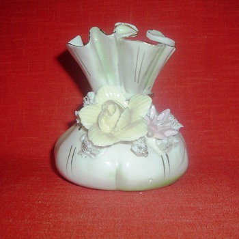 Porcelin Basket... - Figurines