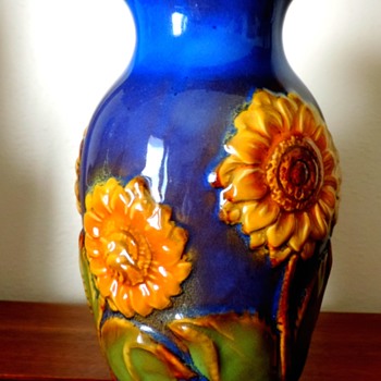 Never heard of this pottery company b+B: But love the colors - Art Pottery