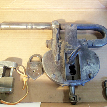 Large padlock I know nothing about