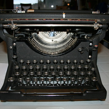 19.... Underwood Desktop Typewriter. - Office