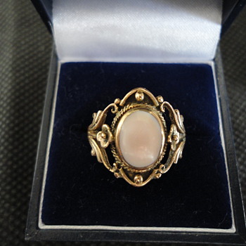 Lovely floral arts & crafts gold and opal ring 1900 - Fine Jewelry