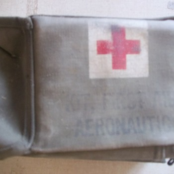 WW2 FIRST AID KIT - Military and Wartime