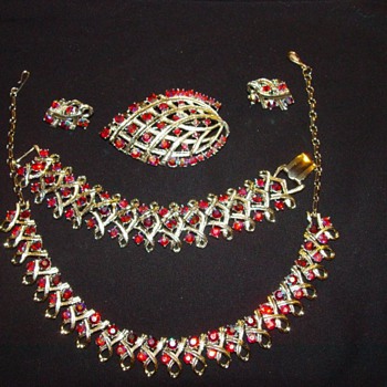 unmarked set of vintage jewelry