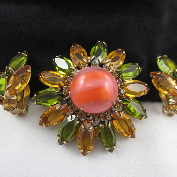 Unsigned Schreiner?  Juliana?  Domed Rhinestone Brooch Earring Set