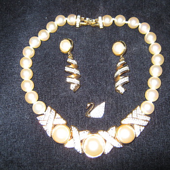 SWARVOSKI AMERICA LTD CHOKER/NECKLACE-HAS THE S.A.L LOGO ON BACK !   - Costume Jewelry