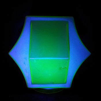 Secund vaseline uranium Annagroen globe. - Art Glass