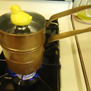 HAPPY EASTER WITH SINGING CHICK!! egg pan! 1935!! - Kitchen