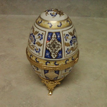 EGG SHAPED TRINKET BOX