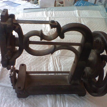 Singer ? Sewing Machine 6.5 in tall