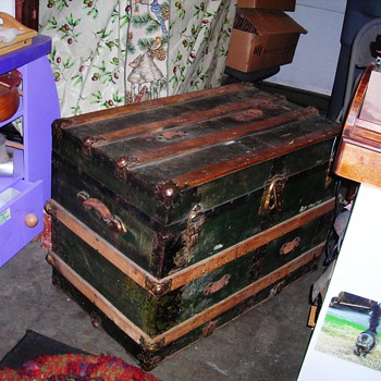 Smelly old trunk - Furniture