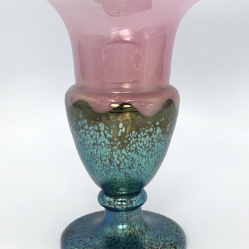 Loetz Ausführung 226 Camellia Red Vase. 10" tall. Circa 1920. - Art Glass