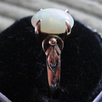 Beautiful British Arts & Crafts Gold & Opal Ring, c. 1900 - Fine Jewelry
