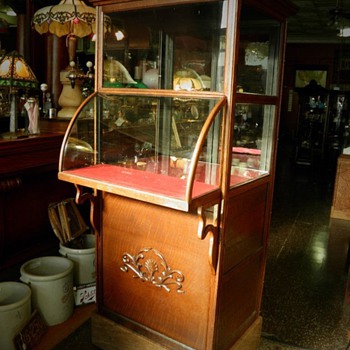 Jeweler's Showcase - Quartersawn Oak