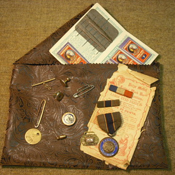 WWI items from one lot - insignia