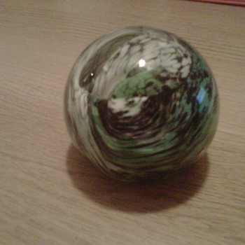 unknown paperweight?? need help identifiying. - Art Glass