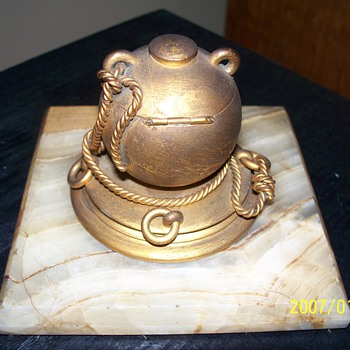 A ship captain's inkwell? - Pens