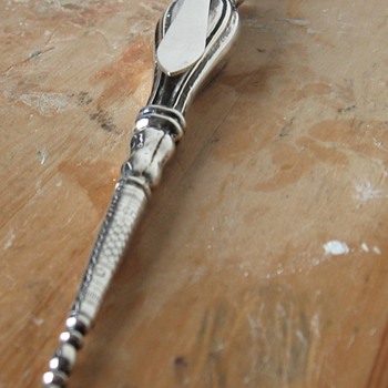 Silver thing, knitting related need some help.
