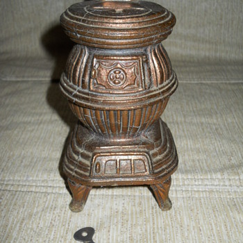 Vintage Pot belly bank / key - Coin Operated