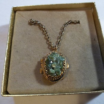 SIGNED VINTAGE GREEN STONE PERI NECKLACE WITH PENDANT THAT OPENS UP
