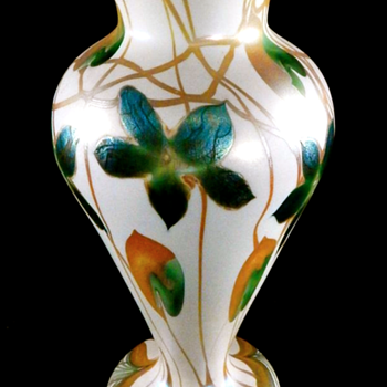 QUEZAL DECORATED ART GLASS VASE, circa 1917 - Art Glass